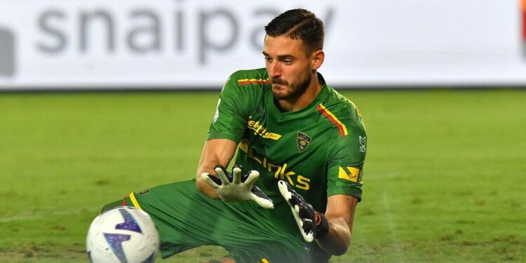 Wladimiro Falcone con la maglia del Lecce (Foto LaPresse)