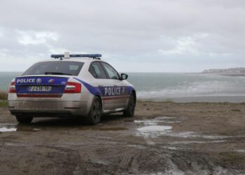 Polizia a Calais, sul Canale della Manica (Foto: 2022, LaPresse)