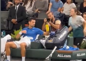 Nole Djokovic e la borraccia del mistero (screen da Youtube)