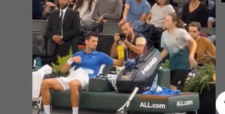 Nole Djokovic e la borraccia del mistero (screen da Youtube)