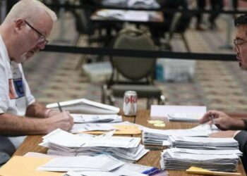 Spoglio dei voti nel Wisconsin dopo la chiusura dei seggi di Midterm (LaPresse)