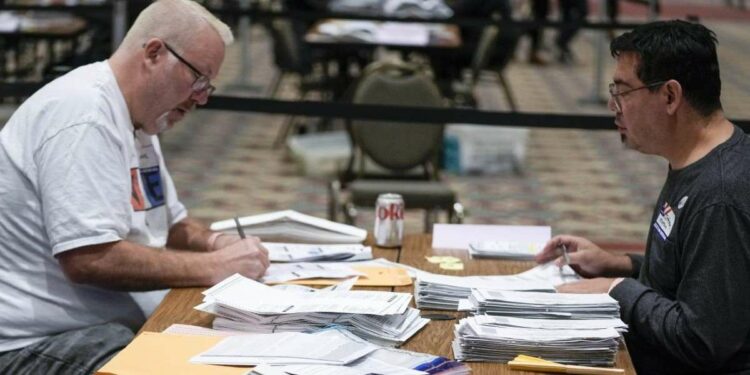 Spoglio dei voti nel Wisconsin dopo la chiusura dei seggi di Midterm (LaPresse)