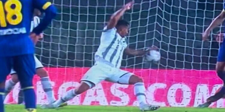 Il tocco di mano di Danilo in Verona-Juventus