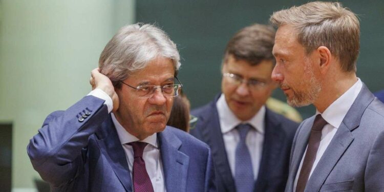 I commissari europei Paolo Gentiloni e Valdis Dombrovskis con il ministro delle Finanze tedesco Christian Lindner (LaPresse)