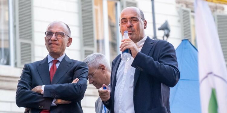 Enrico Letta, segretario dimissionario del Pd, con Nicola Zingaretti, suo predecessore (LaPresse)