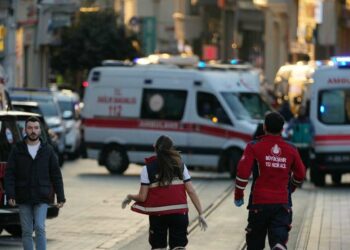 Istanbul: soccorsi e forze di sicurezza sul luogo dell'attentato (LaPresse)