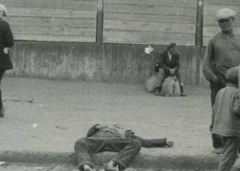 Per le strade di Kharkiv (Ucraina) nel 1932 (foto da Wikipedia)