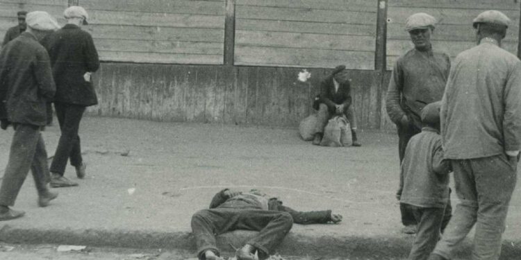 Per le strade di Kharkiv (Ucraina) nel 1932 (foto da Wikipedia)