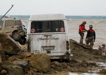 La spiaggia di Casamicciola (Ischia) invasa dai resti della frana (LaPresse)