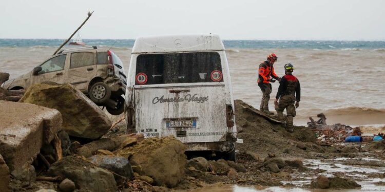 La spiaggia di Casamicciola (Ischia) invasa dai resti della frana (LaPresse)