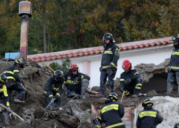 Vigili del fuoco nel fango di Casamicciola, a Ischia (LaPresse)