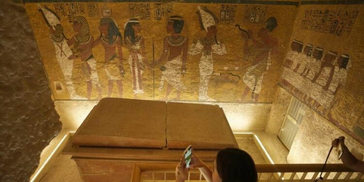 L'interno della tomba di Tutankhamon, a Luxor (Egitto) (LaPresse)