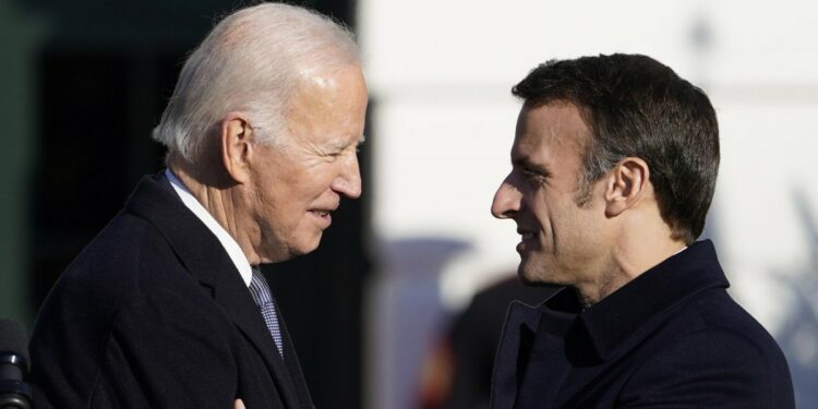 Joe Biden ed Emmanuel Macron (Lapresse)