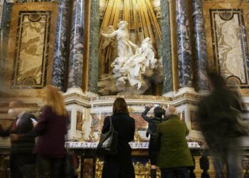 Roma. Davanti alla "Estasi di Santa Teresa d'Avila" del Bernini (LaPresse)