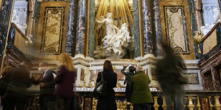 Roma. Davanti alla "Estasi di Santa Teresa d'Avila" del Bernini (LaPresse)