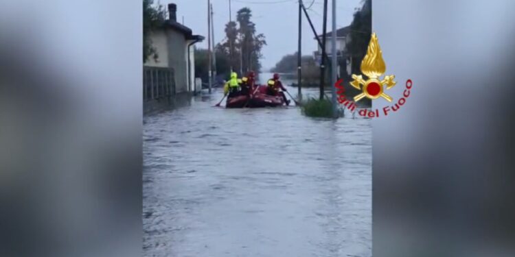 Isola di Capo Rizzuto, maltempo (screen da canale Twitter Vigili del Fuoco)