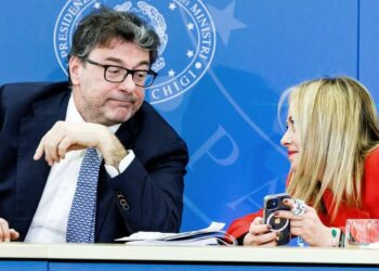 Giancarlo Giorgetti, ministro dell'Economia, con la premier Giorgia Meloni (LaPresse)