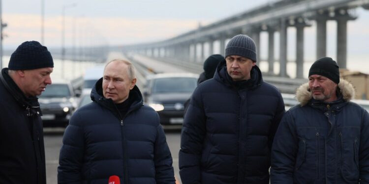 Putin, Ponte in Crimea