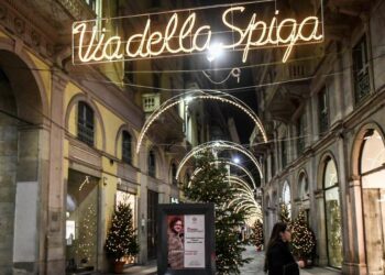 Milano, via della spiga (Lapresse)