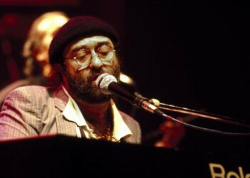 Lucio Dalla in concerto negli anni 70 (LaPresse)