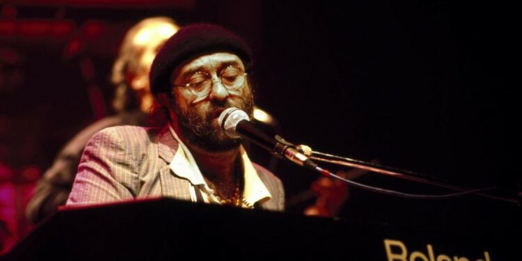 Lucio Dalla in concerto negli anni 70 (LaPresse)