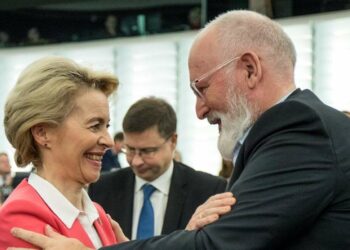 Ursula von der Leyen e Frans Timmermans (LaPresse)