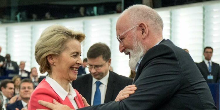 Ursula von der Leyen e Frans Timmermans (LaPresse)