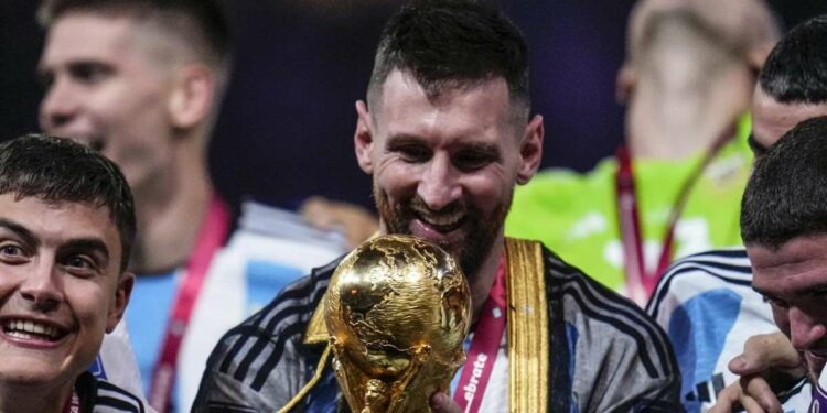 Calciomercato - Leo Messi, qui con la Coppa Fifa e indosso la tunica di Al Tani, ha ricevuto un'offerta dall'Al-Nassr (LaPresse)