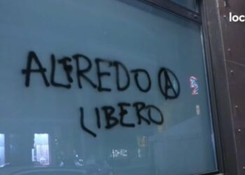 Protesta degli anarchici a Torino per Alfredo Cospito (screen dal canale YouTube di "Local Team")