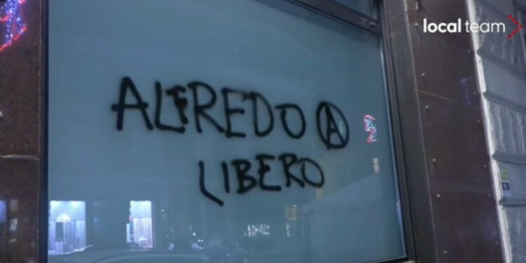 Protesta degli anarchici a Torino per Alfredo Cospito (screen dal canale YouTube di "Local Team")