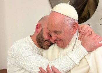 L'abbraccio tra Carlo e il Papa (foto M. Pozza)