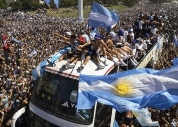 Il pullman dei giocatori argentini passa nella folla a Buenos Aires (Lapresse)