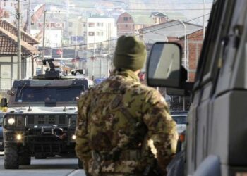 Soldati italiani della missione Nato-Kfor per le strade di Mitrovica, Kosovo (LaPresse)