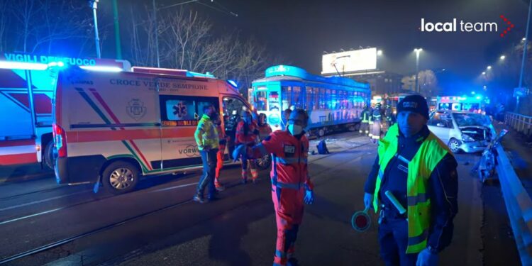 Milano scontro auto tram