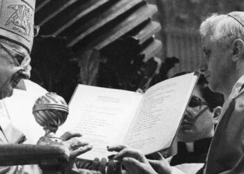 Joseph Ratzinger viene creato cardinale da papa Paolo VI. È il 27 giugno 1977 (LaPresse)