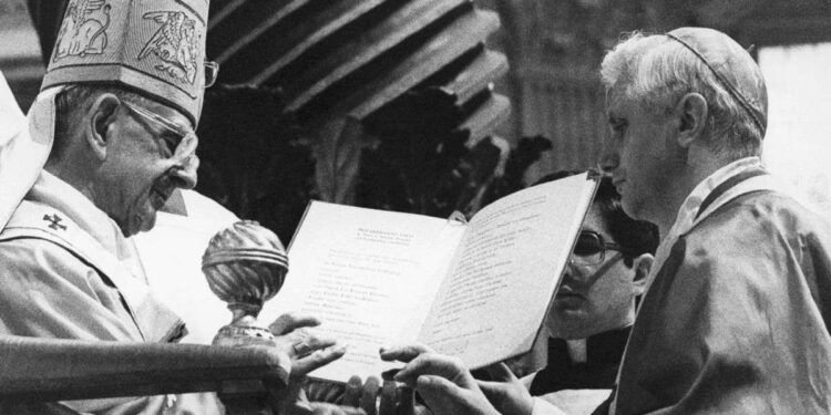 Joseph Ratzinger viene creato cardinale da papa Paolo VI. È il 27 giugno 1977 (LaPresse)