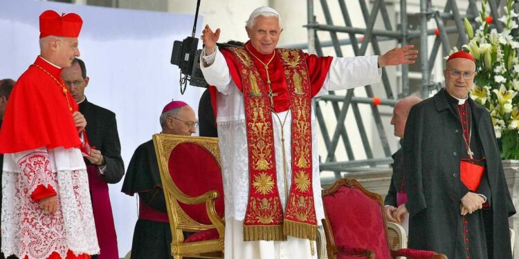 Benedetto XVI con Bertone a Genova