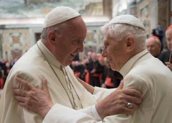 Papa Francesco con Joseph Ratzinger il 28 giugno 2016 (LaPresse)