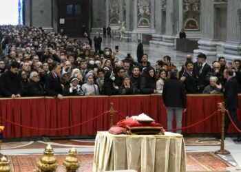 Basilica di San Pietro. In coda per l'ultimo saluto a Joseph Ratzinger (LaPresse)