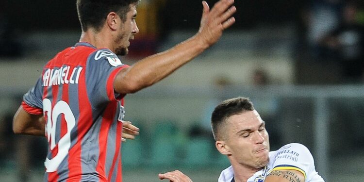 Foto Claudio Martinelli/LaPresse18 agosto 2019 Verona Italiasport calcioHellas Verona vs U.S. Cremonese - Coppa Italia 2019/2020 - Terzo turno - stadio “M.A. Bentegodi”.Nella foto: Tupta Lubomir e Ravanelli LucaPhoto Claudio Martinelli/LaPresseAugust 18th, 2019 Verona Italysport soccerHellas Verona vs U.S. Cremonese - Coppa Italia 2019/2020 - Third round - “M.A. Bentegodi” stadium.In the pic: Tupta Lubomir and Ravanelli Luca