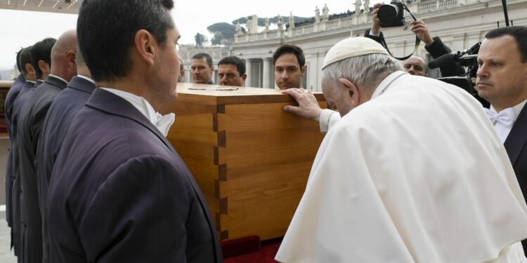 Papa Francesco, funerali Benedetto XVI