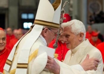 Papa Francesco con il papa emerito Benedetto XVI nel febbraio 2014 (LaPresse)