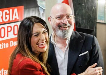 Stefano Bonaccini, candidato alla segreteria Pd, con la vice Pina Picierno (LaPresse)