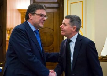 Il ministro dell'Economia Giancarlo Giorgetti e il presidente dell'eurogruppo Paschal Donohoe (LaPresse)