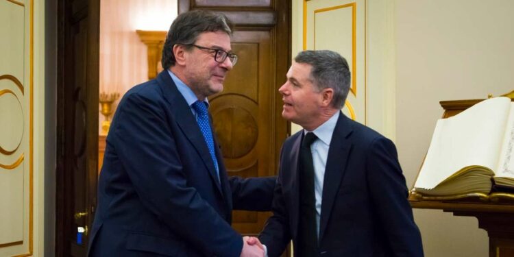 Il ministro dell'Economia Giancarlo Giorgetti e il presidente dell'eurogruppo Paschal Donohoe (LaPresse)