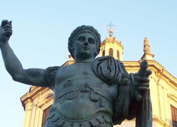 Milano, statua di Costantino imperatore (foto dal web)