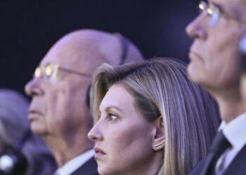 A Davos: Klaus Schwab, Olena Zelenska, Jens Stoltenberg (LaPresse)