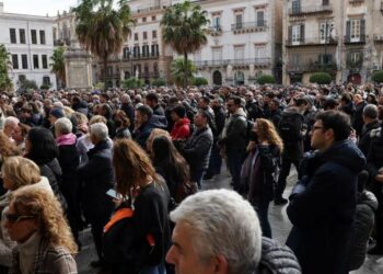 Palermo, folla davanti alla Cattedrale in occasione del funerale di Biagio Conte (LaPresse)