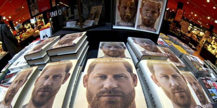 "Spare", il libro con le scottanti rivelazioni del principe Harry