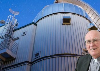 Padre George Coyne (1933-2020) e sullo sfondo il telescopio Vaticano sul Monte Graham (Arizona)